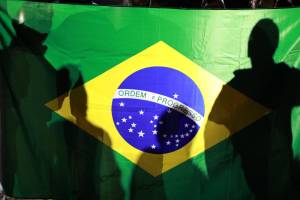 Bandeira do Brasil durante greve geral contra reformas propostas pelo governo Temer, em Porto Alegre