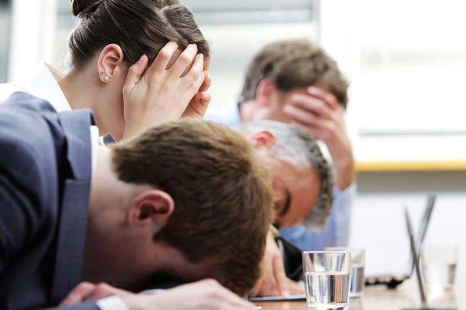 Tres pessosas brancas cobrem o rosto com as mãos demonstrando insatisfação.