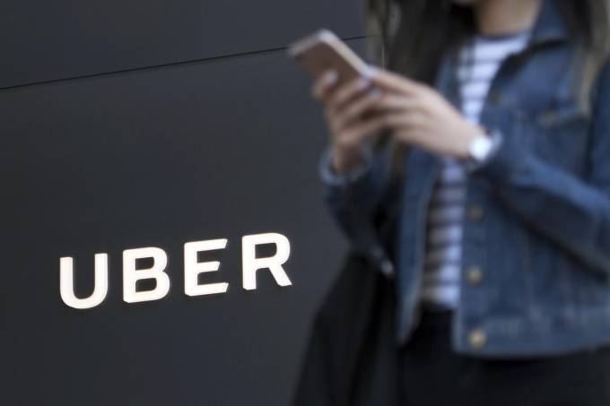 Pedestre passa em frente à sede da Uber, em São Francisco, Califórnia