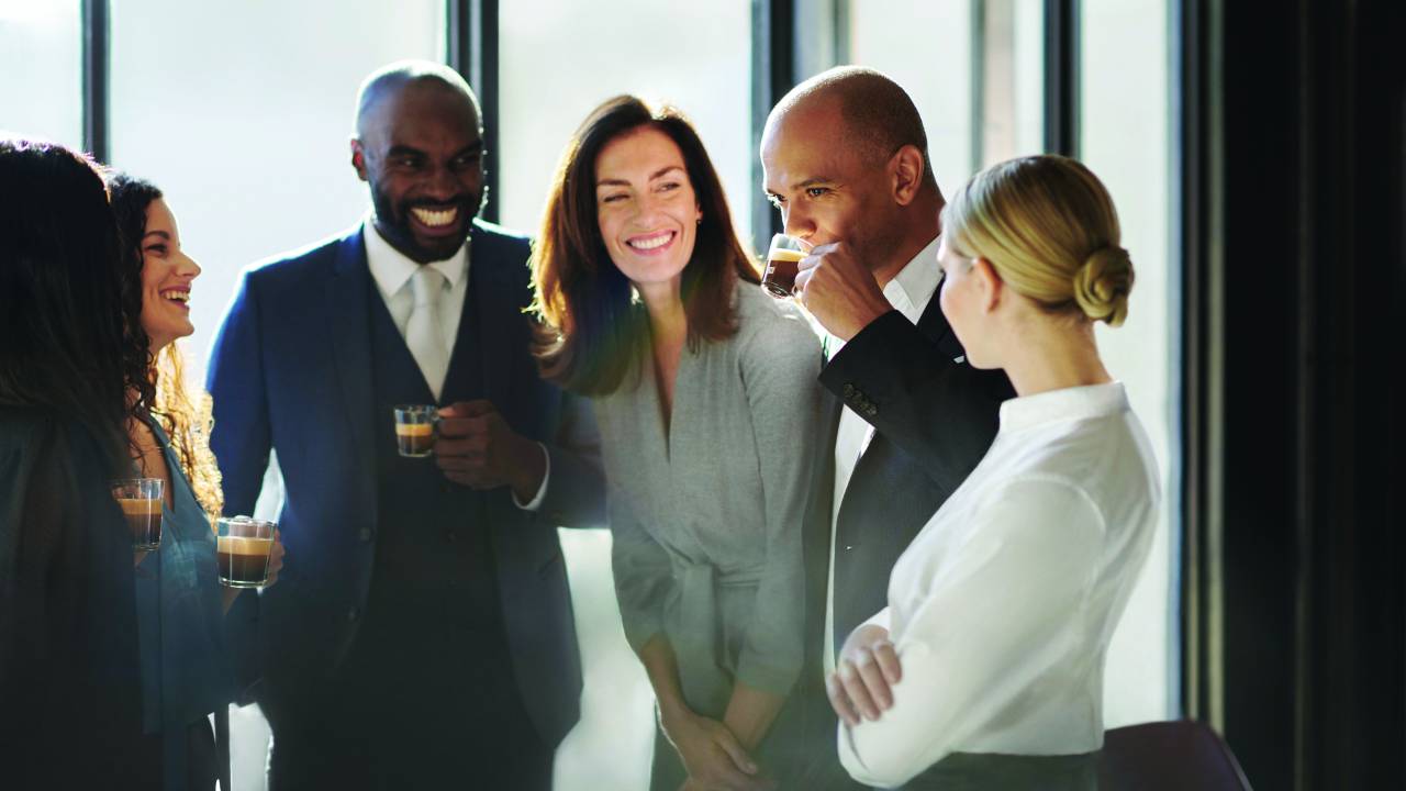 quatro pessoas reunidas rindo.