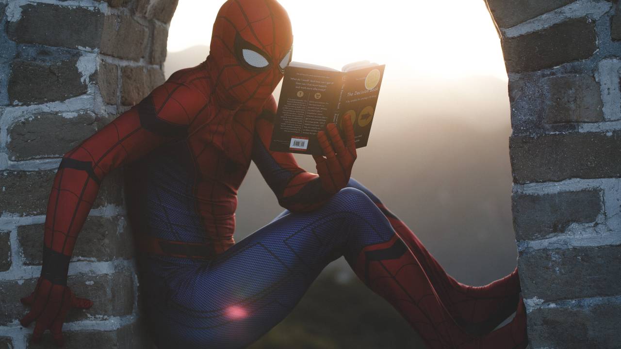 homem aranha lendo livro