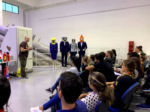 Além das aulas de combate ao fogo, a equipe também tem aulas sobre sobrevivência na selva na área externa da academia e resgate durante um incêndio Além das aulas de combate ao fogo, a equipe também tem aulas sobre sobrevivência na selva na área externa da academia e resgate durante um incêndio