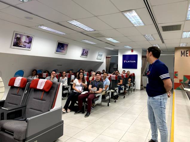 As turmas, compostas em torno de 25 pessoas, são ministrados por tripulantes ou ex-tripulantes. Para se tornar professor na academia é necessário ter mais de cinco anos de casa e dois anos como chefe do serviço de bordo As turmas, compostas em torno de 25 pessoas, são ministrados por tripulantes ou ex-tripulantes. Para se tornar professor na academia é necessário ter mais de cinco anos de casa e dois anos como chefe do serviço de bordo