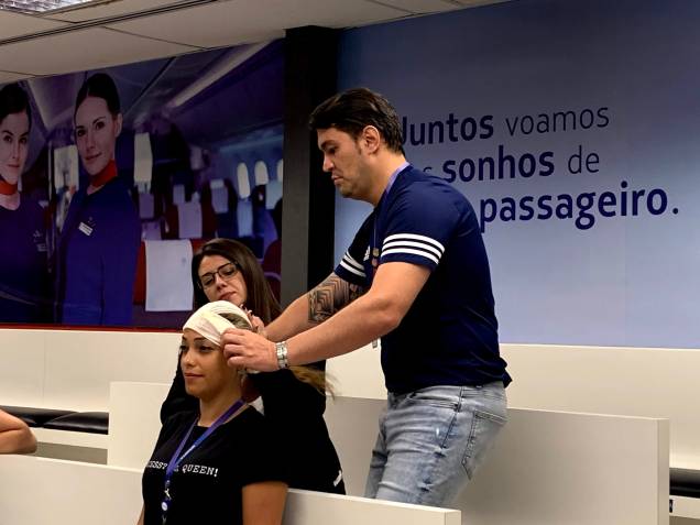Ao longo dos dias os novatos recebem aulas de primeiros-socorros, aulas de jiu-jitsu e krav maga para aprender técnica de imobilização, caso se deparem com passageiros violentos Ao longo dos dias os novatos recebem aulas de primeiros-socorros, aulas de jiu-jitsu e krav maga para aprender técnica de imobilização, caso se deparem com passageiros violentos