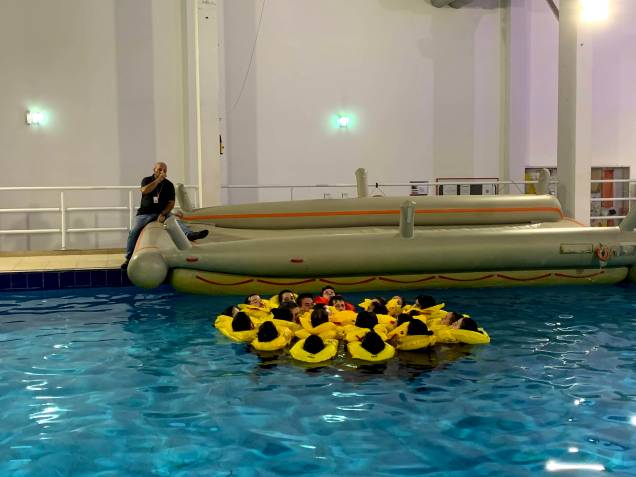 É na piscina que eles aprendem sobre marinharia, como manter os passageiros e tripulação unida e aquecida em alto-mar, kit salva-vidas, embarque no bote e captação de água potável