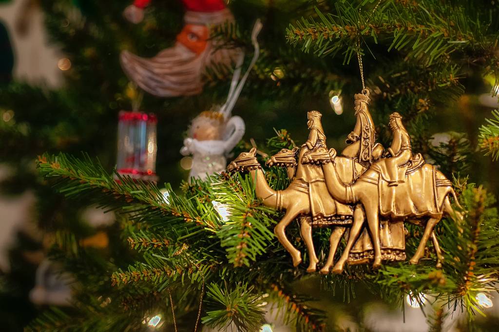 Os três Reis Magos em um enfeite dourado na árvore de Natal