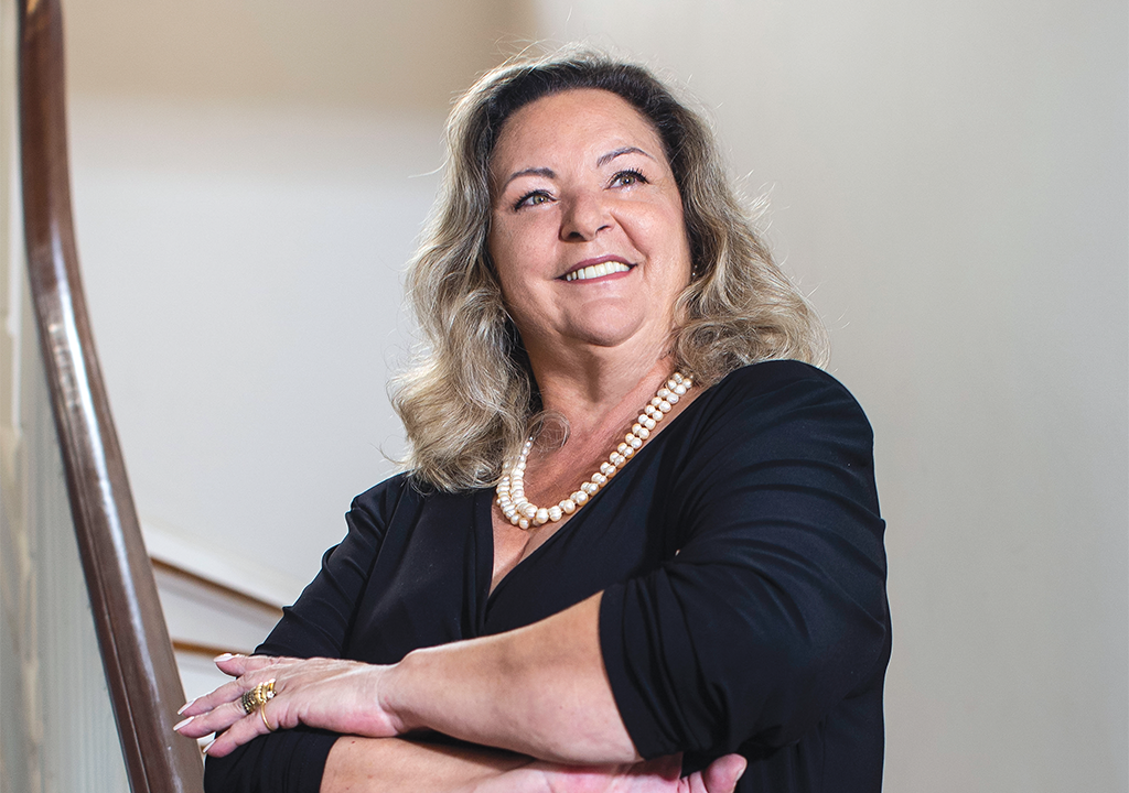 Cristina Andriotti, CEO da Ambipar, sorrindo em um ambiente de fundo neutro.