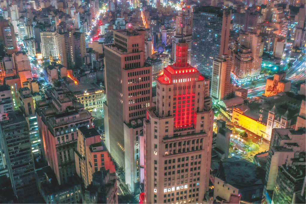 Torre do Banespa, em São Paulo, iluminada em vermelho