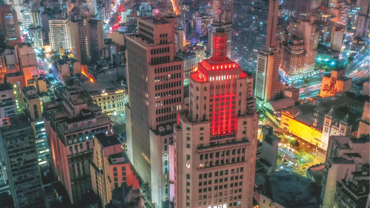 Torre do Banespa, em São Paulo, iluminada em vermelho