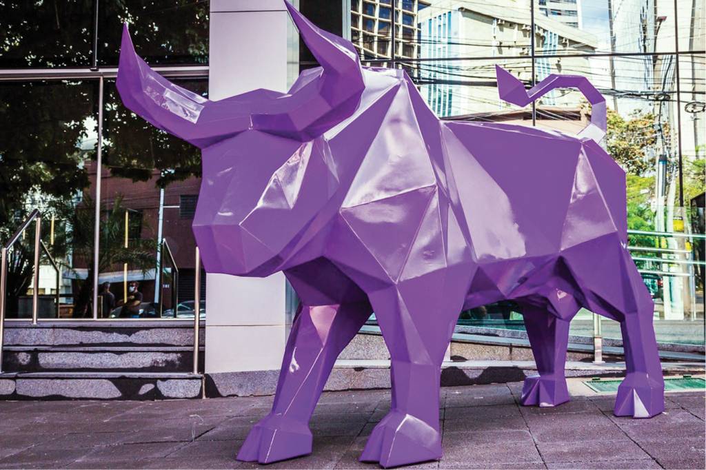 Estátua de um toro roxo na entrada de um prédio comercial