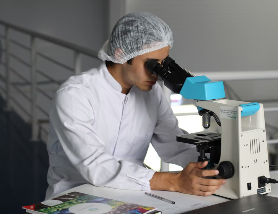pessoa da área da saúde olhando em um microscópio