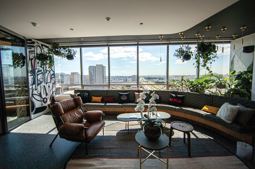 sala com janela ao fundo e vista da cidade