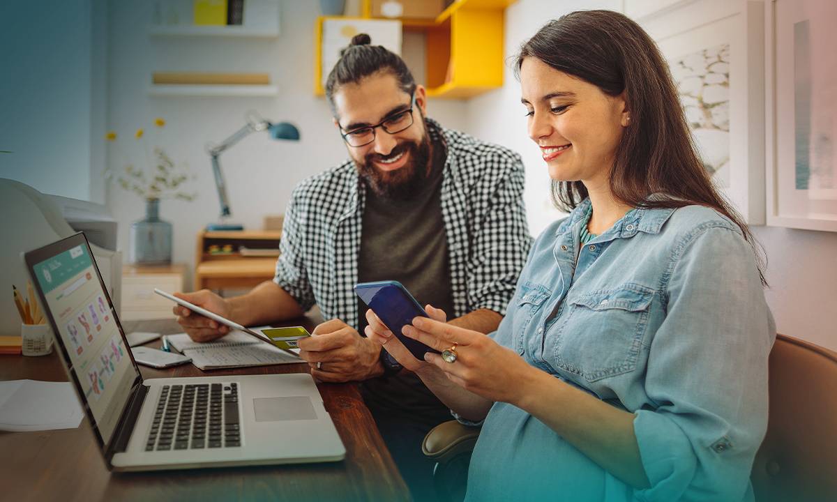 Casal fazendo compras online usando o Ourocard do Banco do Brasil