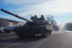 Tanque russo na cidade de Chuhuiv, leste da Ucrânia e fora das regiões separatistas, na manhã desta quinta. 