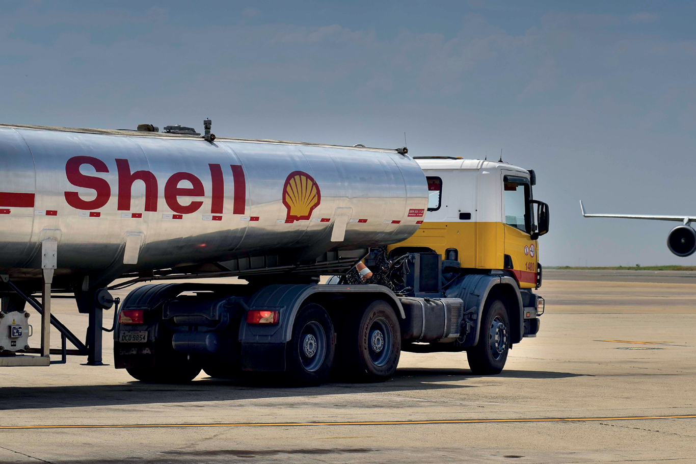 Caminhão de abastecimento com a marca Shell.