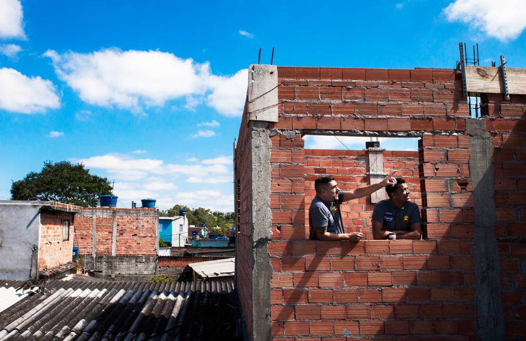 Matheus e um dos funcionários trabalhando nas obras da Moradigna.