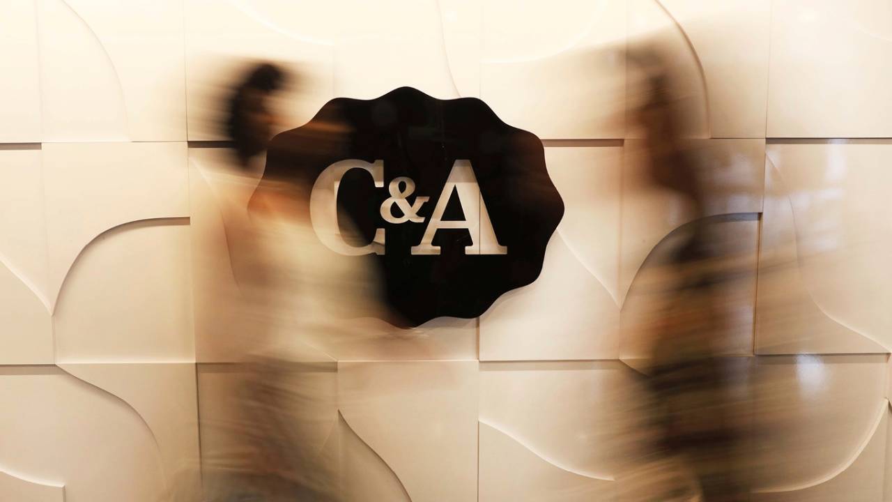 Logo da C&A na parede de uma loja.