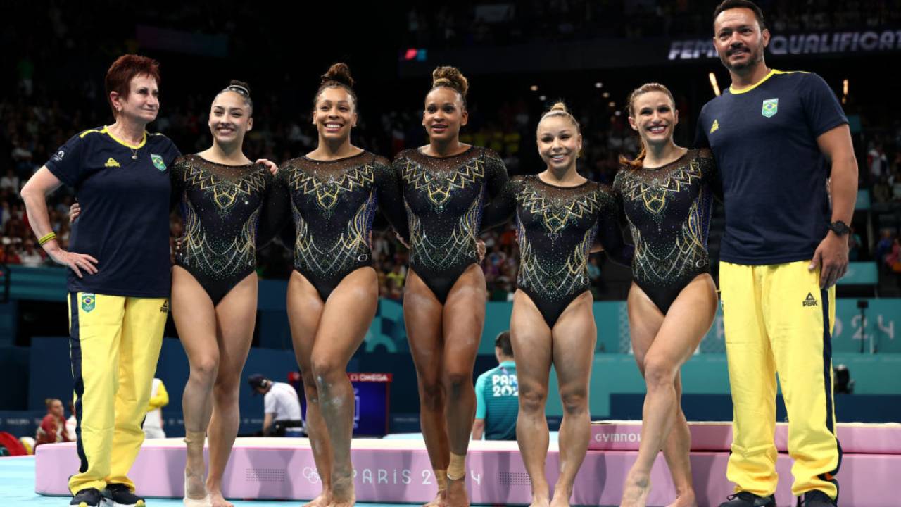 Atletas e treinadores do Time Brasil posam para uma foto da equipe após a Qualificação Feminina de Ginástica Artística no segundo dia dos Jogos Olímpicos Paris 2024 na Bercy Arena em 28 de julho de 2024 em Paris, França.