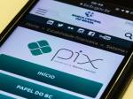A imagem mostra a tela de um smartphone exibindo a página do Banco Central do Brasil, com destaque para o sistema de pagamentos instantâneos Pix. O logo do Pix é visível, junto com o texto 