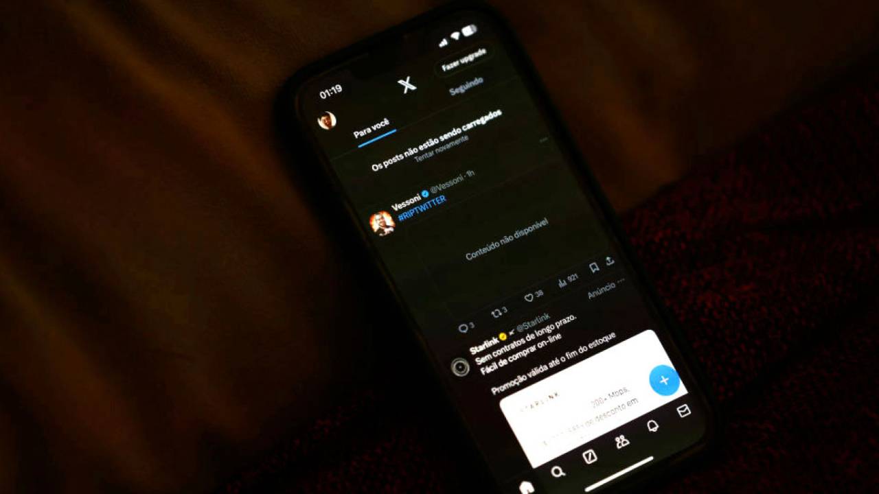 Foto aproximada de um celular com o aplicativo X aberto, na tela inicial diz que os posts não podem ser carregados.