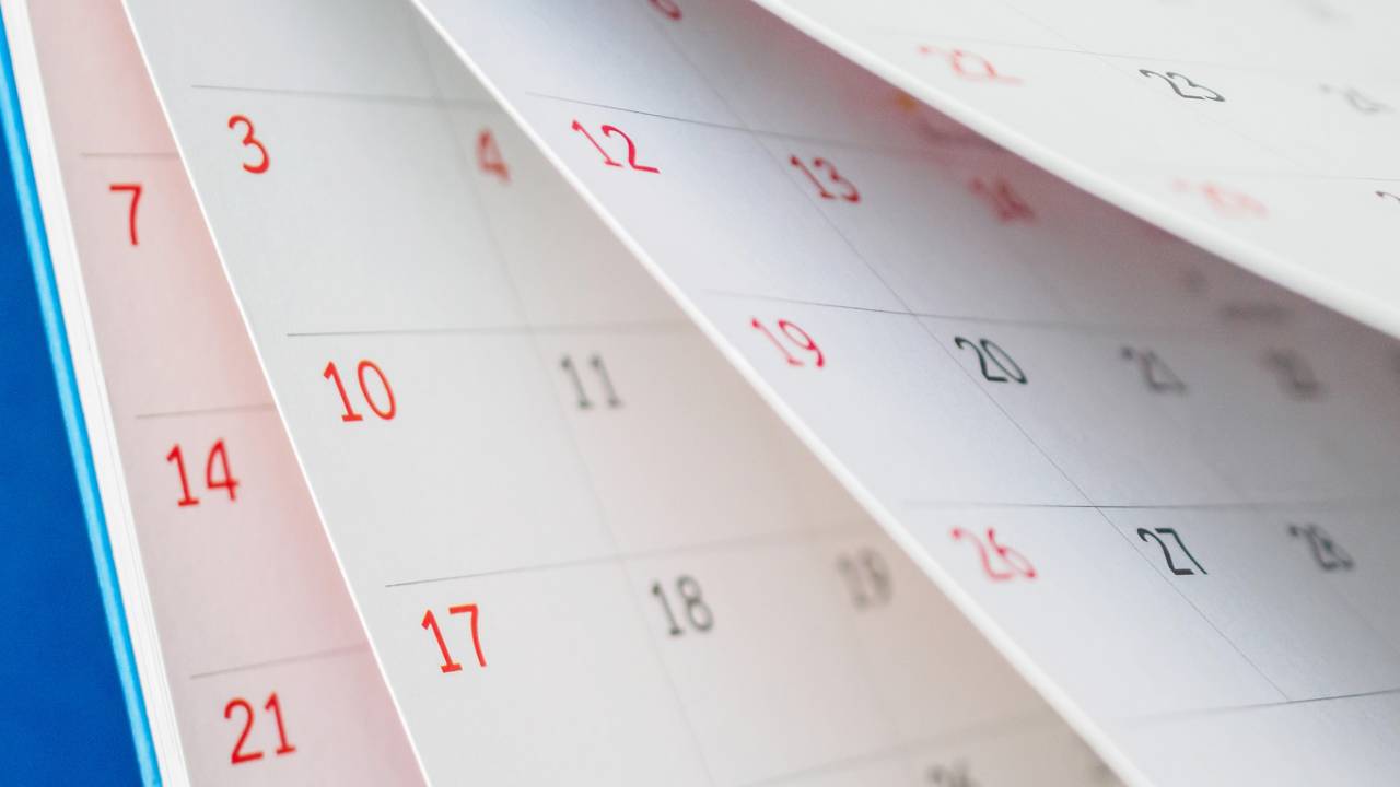 Foto aproximada de páginas de um calendário.
