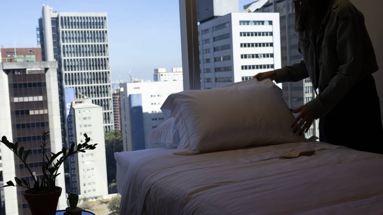 cama branca com vista atrás