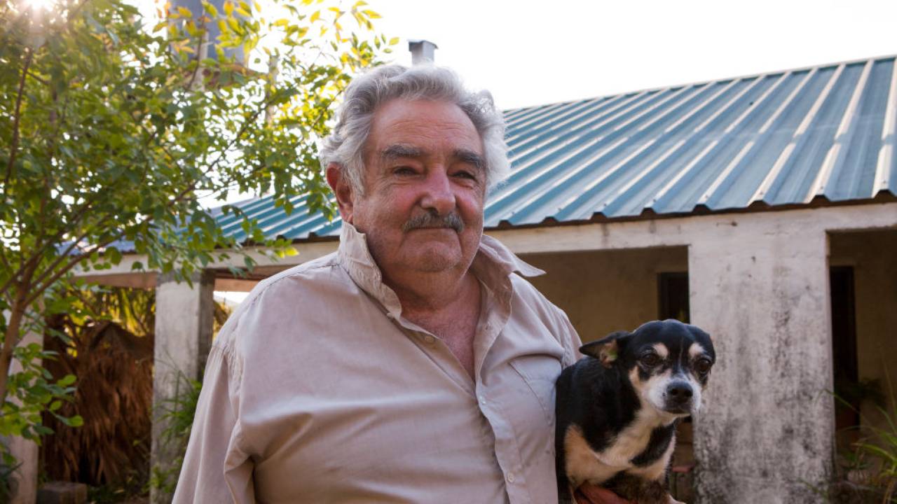 O presidente do Uruguai, José Mujica, brinca com seu cachorro em sua fazenda em 13 de abril de 2011 em Montevidéu, Uruguai