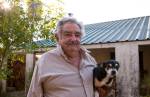 O presidente do Uruguai, José Mujica, brinca com seu cachorro em sua fazenda em 13 de abril de 2011 em Montevidéu, Uruguai