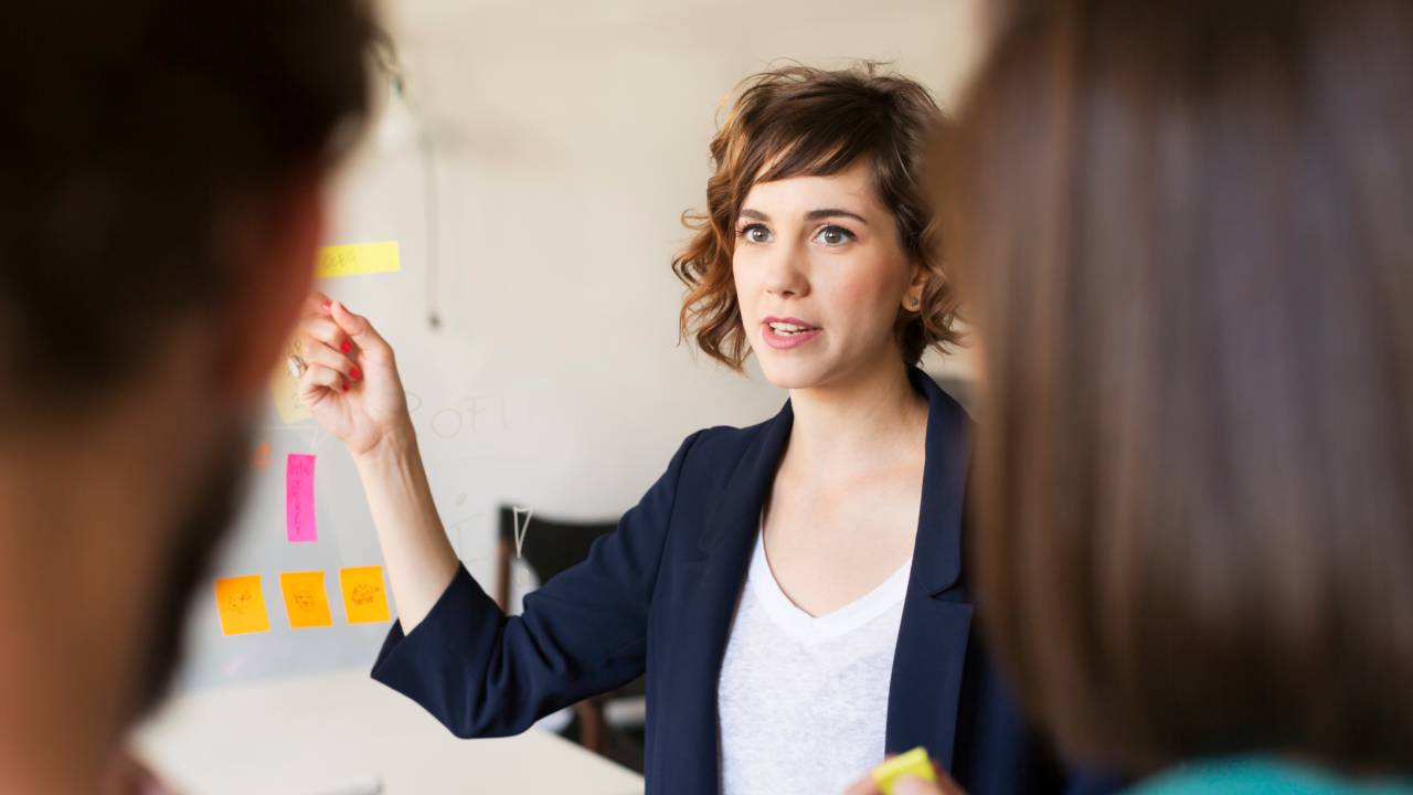 Mulher conversando com colegas de trabalho.