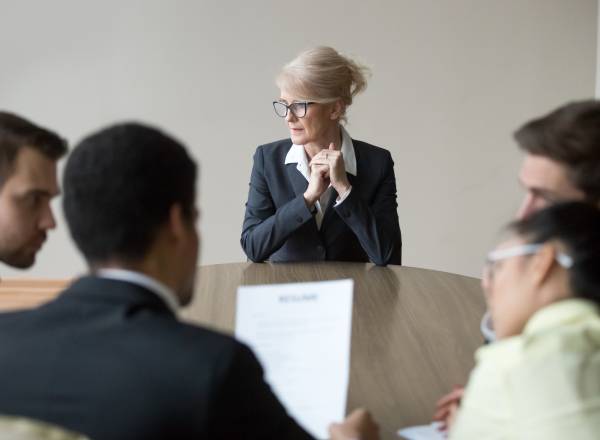 Mulher mais velha em entrevista de emprego.