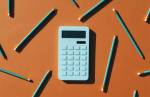 Ilustração 3D de uma calculadora e vários lápis sob fundo marrom.