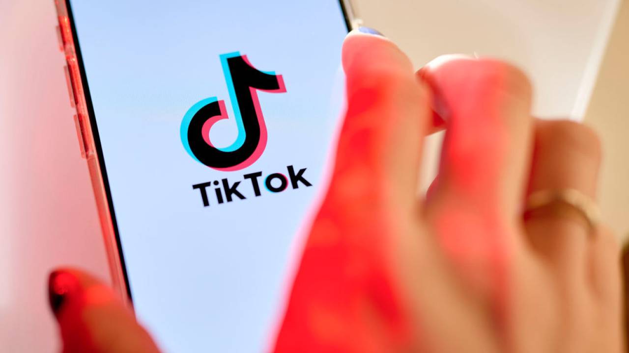 O logotipo do TikTok em um smartphone.