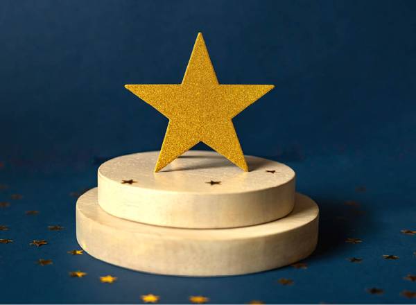 Imagem de uma estrela em um pedestal.