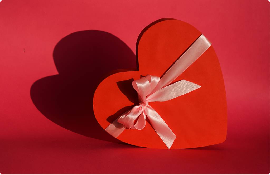 86% dos brasileiros em um relacionamento vão comprar presentes no Dia dos Namorados 