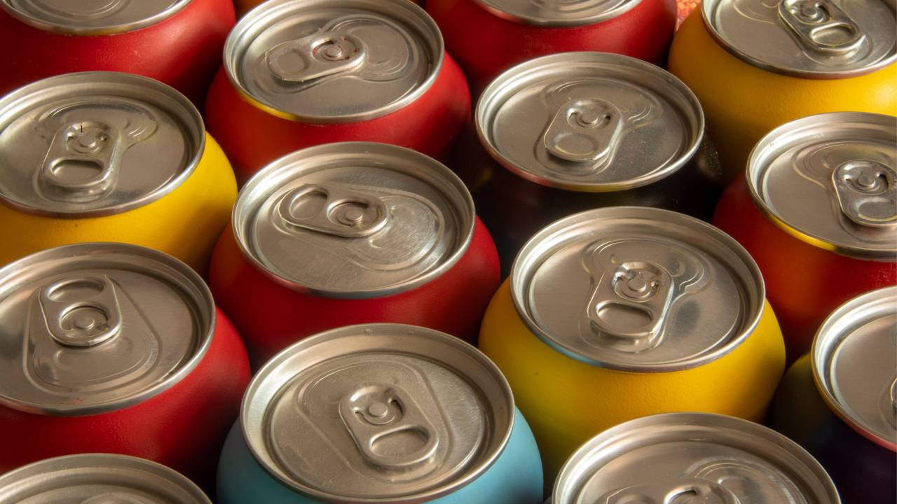 Diversas latas de alumínio de refrigerantes lado a lado