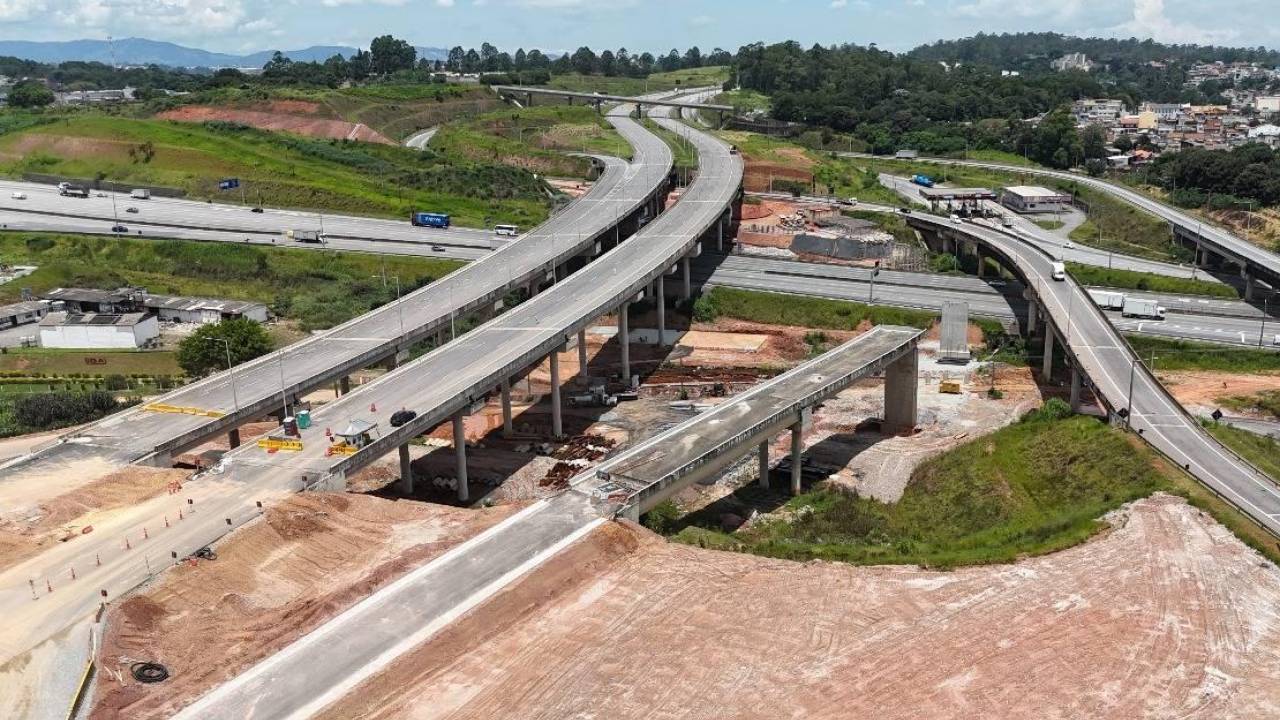 Visão aérea de rodovias em construção.