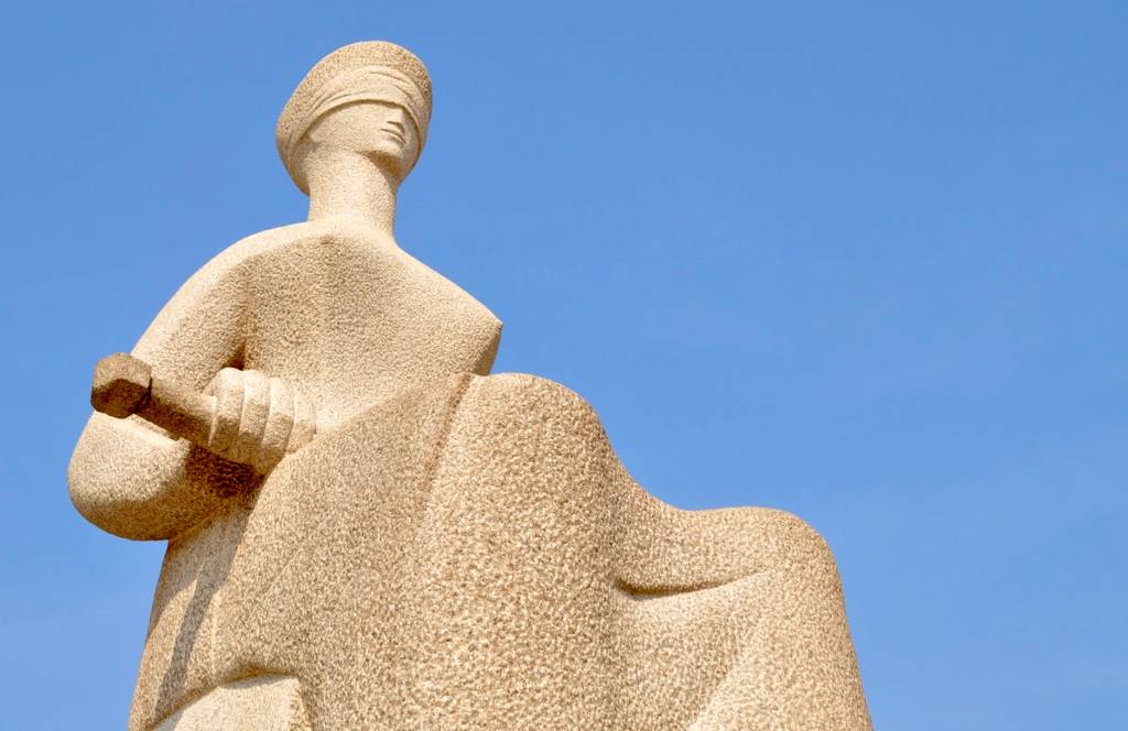 Justiça proíbe posto de exigir que frentistas trabalhem de cropped e legging