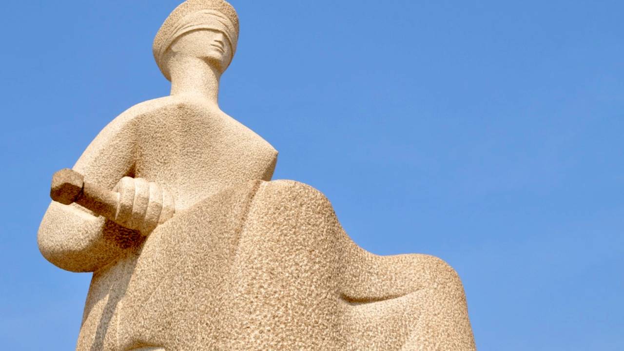 Estátua da Justiça, localizada em Brasília, Brasil