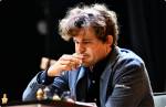 O Mestre Norueguês Magnus Carlsen joga xadrez durante o 6º Torneio TATA Steel Chess India no Auditório Dhono Dhanyo.